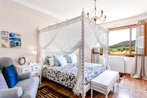 Herrliches Schlafzimmer mit Landschaftsblick