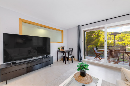 Helles Wohnzimmer mit Zugang zur Terrasse