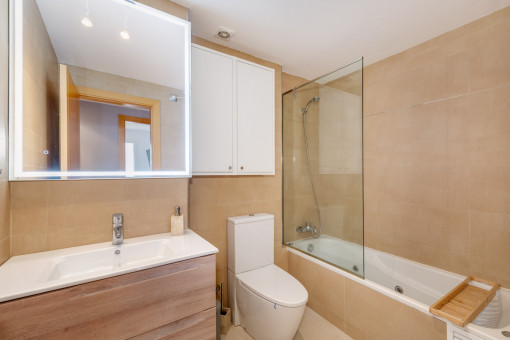 Eines von zwei Badezimmern