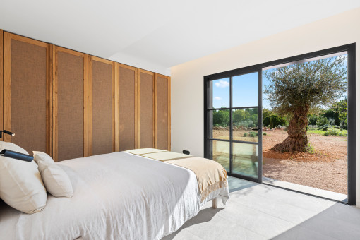  Schlafzimmer im Untergeschoss mit Zugang zum Garten