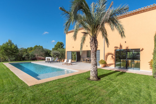 Weitläufiger Poolbereich für pure Entspannung