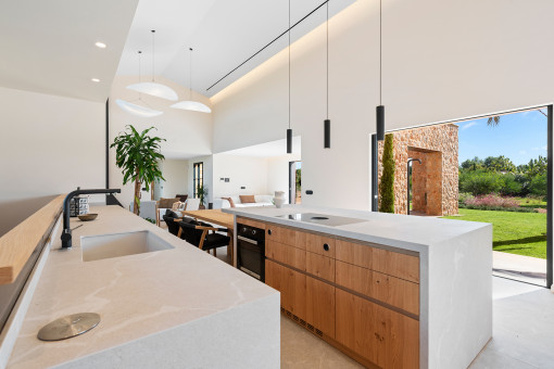 Küche mit Blick zur Terrasse