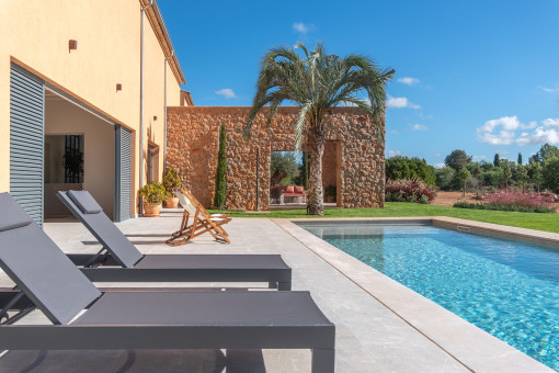 Weitläufiger Poolbereich für pure Entspannung