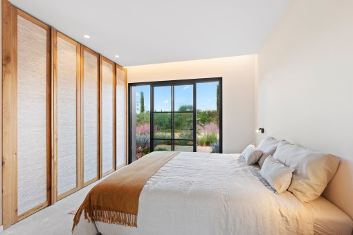Schlafzimmer im Untergeschoss mit Zugang zum Garten