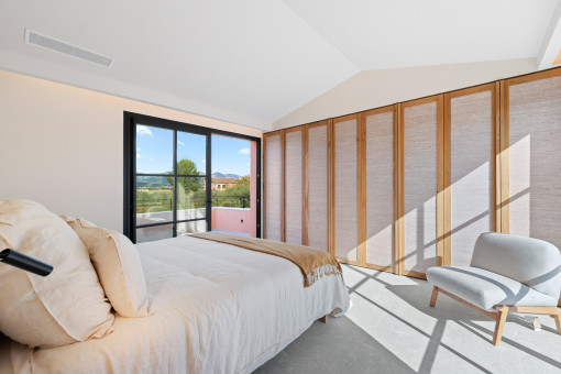 Schlafzimmer im Obergeschoss mit eigener privater Terrasse