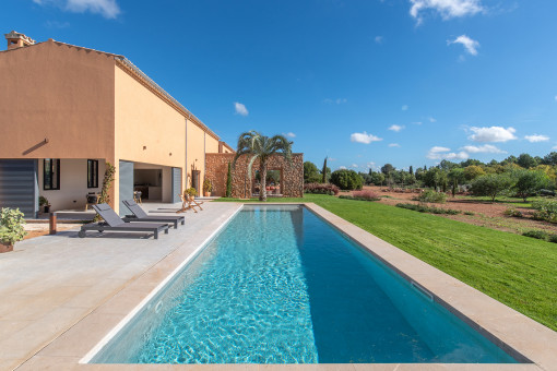 Designer-Neubaufinca in Santa Maria mit Blick auf Pool, Terrasse und umliegende Landschaft