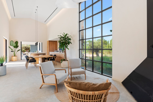 Lichtdurchfluteter Wohnraum mit modernem Design