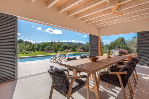 Terrassenbereich mit variabler Beschattung und Windschutz