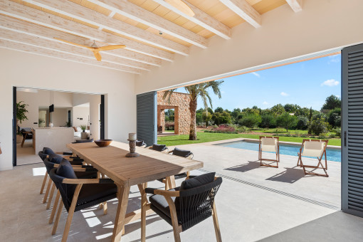 Indoor-Outdoor-Dining mit Blick ins Grüne