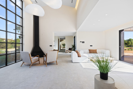 Lichtdurchfluteter Wohnraum mit Kamin