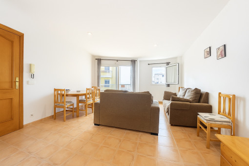 Wohnzimmer und Balkonzugang