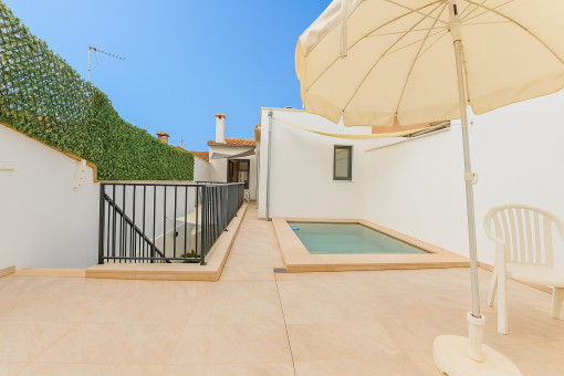 Obergeschoss mit Pool und Sonnenterrasse