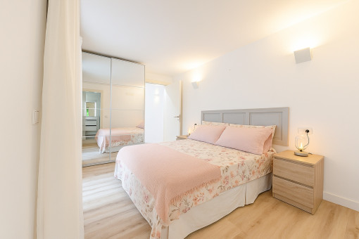 Drittes Doppelschlafzimmer mit Einbauschrank und hellen Akzenten