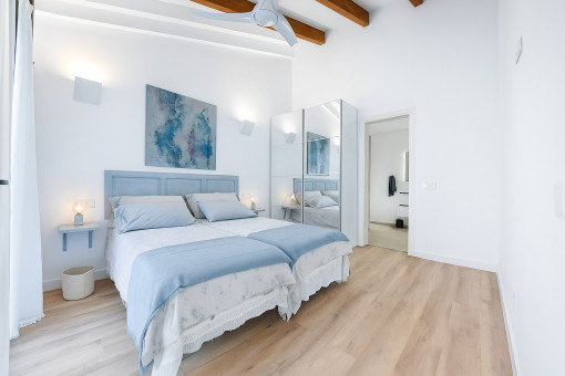 Hauptschlafzimmer mit Doppelbett und Zugang zur Terrasse