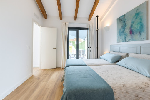 Hauptschlafzimmer mit Blick auf die Terrasse im Obergeschoss