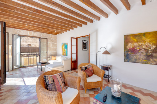 Helles Wohnzimmer mit original Deckenbalken