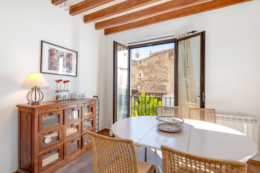 Lichtdurchflutetes Esszimmer