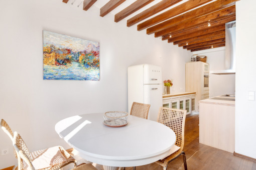 Essbereich mit angrenzender Küche