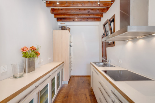 Einbauküche mit anschließender Vorratskammer