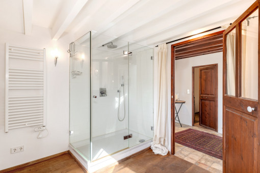 Geräumige Dusche