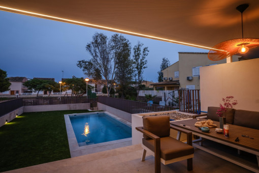 Überdachte Terrasse bei Nacht