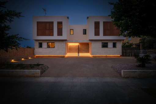 Moderne Architektur bei Nacht