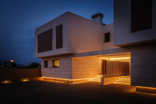 Vorderseite bei Nacht