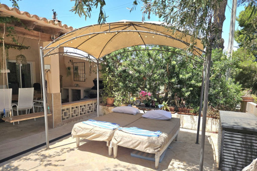 Terrasse mit Sonnenliegen