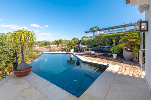 Eleganter Infinitypool mit freiem Blick ins Grüne.