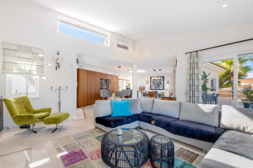 Offener, lichtdurchfluteter Wohnbereich mit großen Fensterfronten.