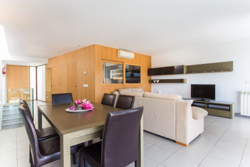 Offener Wohn- und Essbereich mit separater Küche