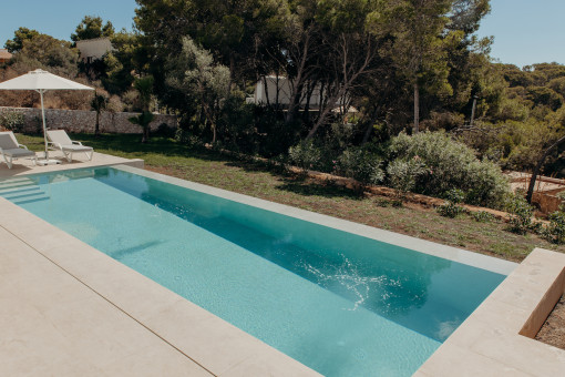 Pool mit Sonnenterrasse