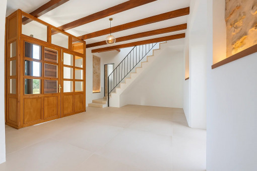 Modernes Entrée mit Treppe