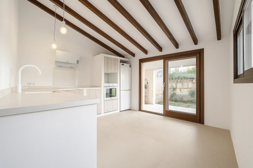 Moderne Küche mit Terrassenzugang