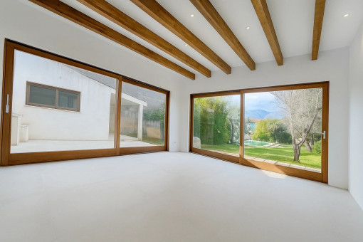 Modernes Wohn-Esszimmer mit Patiozugang