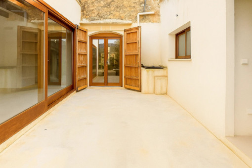 Ruhiger Innenhofbereich des Hauses