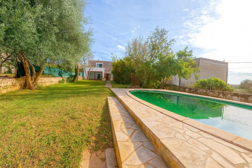 Weitläufiger Garten mit Pool