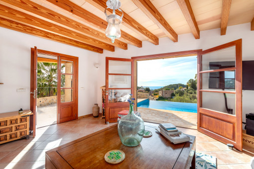 Helles Wohnzimmer mit Aussicht