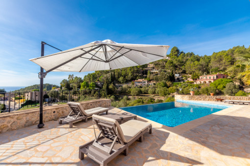 Große Naturstein Sonnenterrasse