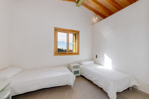 Gemütliches Schlafzimmer mit zwei Einzelbetten und Blick in die mallorquinische Landschaft