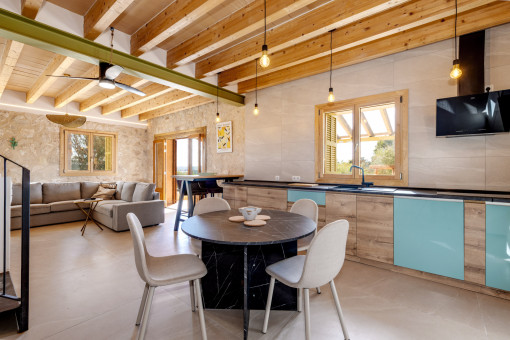 Wohnküche mit hellem Tageslicht und moderner Ausstattung