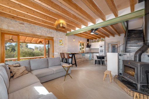 Wohnraum mit Kaminofen und Natursteinakzenten