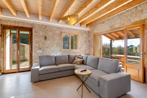 Gemütlicher Wohnbereich mit großen Fensterflächen