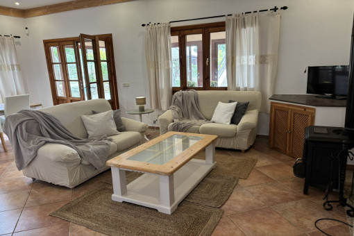 Gemütliches Wohnzimmer mit Kamin