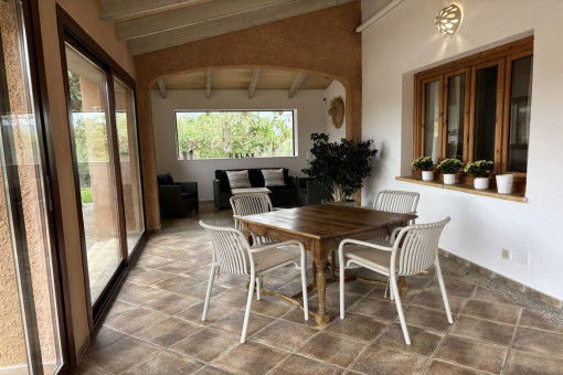 Gemütlicher Wintergarten mit Blick zum Pool