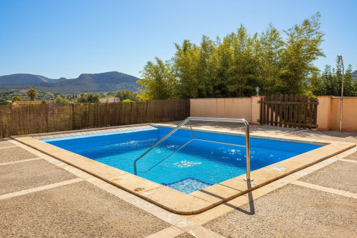 15 qm Pool mit Bergblick