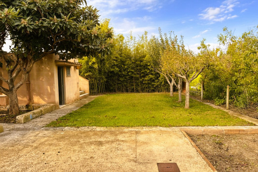 Gepflegter Garten mit Rasenfläche und Badezimmer