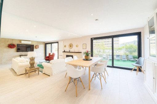 Helles Esszimmer mit offenem Zugang zum Wohnbereich