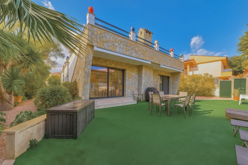 Großzügige Terrassen vor dem Wohnzimmer