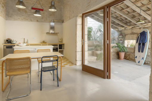 Küche und überdachte Terrasse